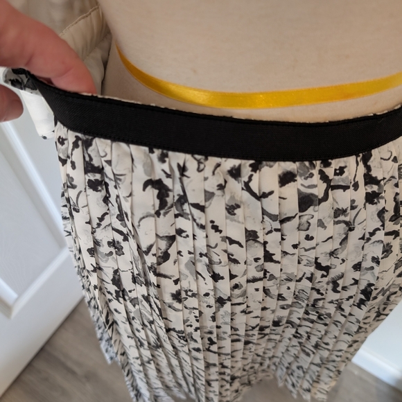 Guess Black and White Pleated Midi Dress for Wedding Guest - Picture 6 of 10